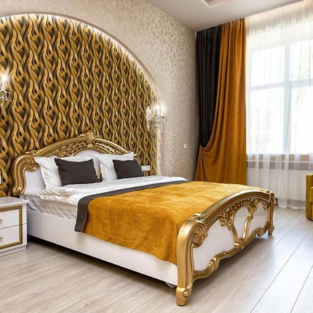 2 Bedroom Apartment Tykha Street City Center With Parking Place Lviv Exterior foto