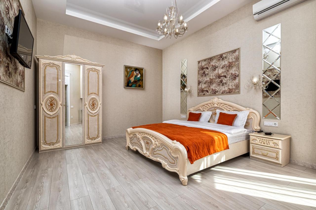 2 Bedroom Apartment Tykha Street City Center With Parking Place Lviv Exterior foto