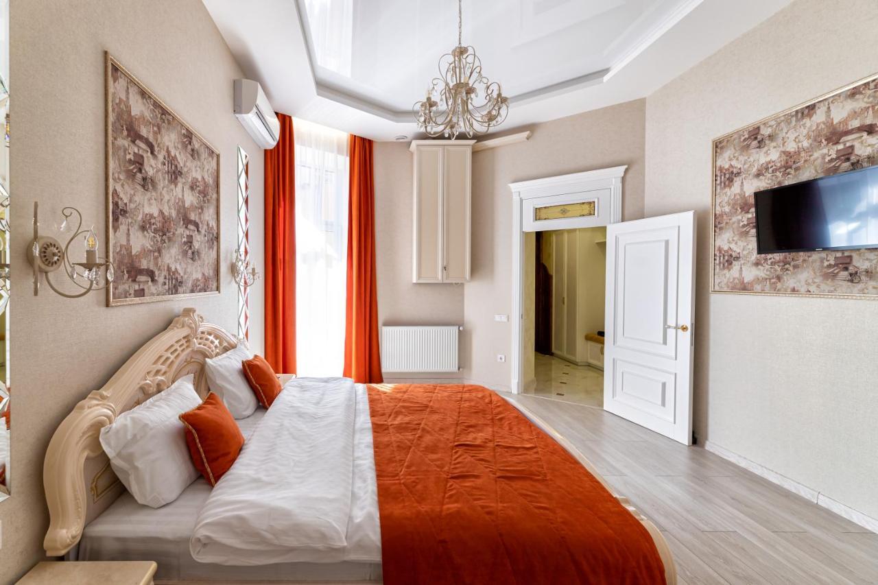 2 Bedroom Apartment Tykha Street City Center With Parking Place Lviv Exterior foto