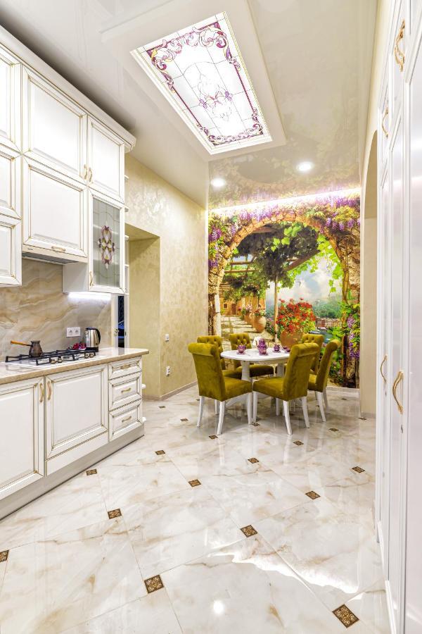 2 Bedroom Apartment Tykha Street City Center With Parking Place Lviv Exterior foto