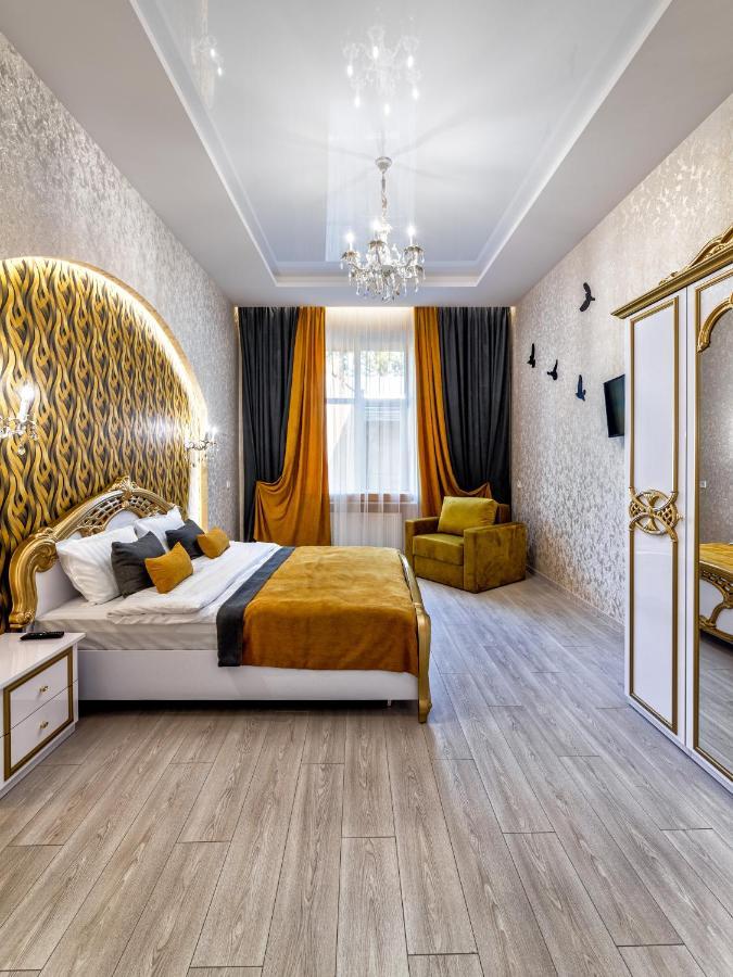 2 Bedroom Apartment Tykha Street City Center With Parking Place Lviv Exterior foto