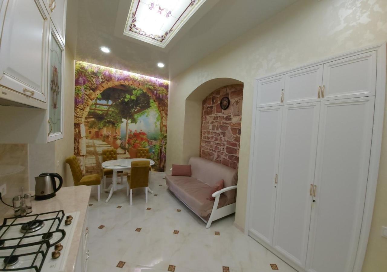 2 Bedroom Apartment Tykha Street City Center With Parking Place Lviv Exterior foto