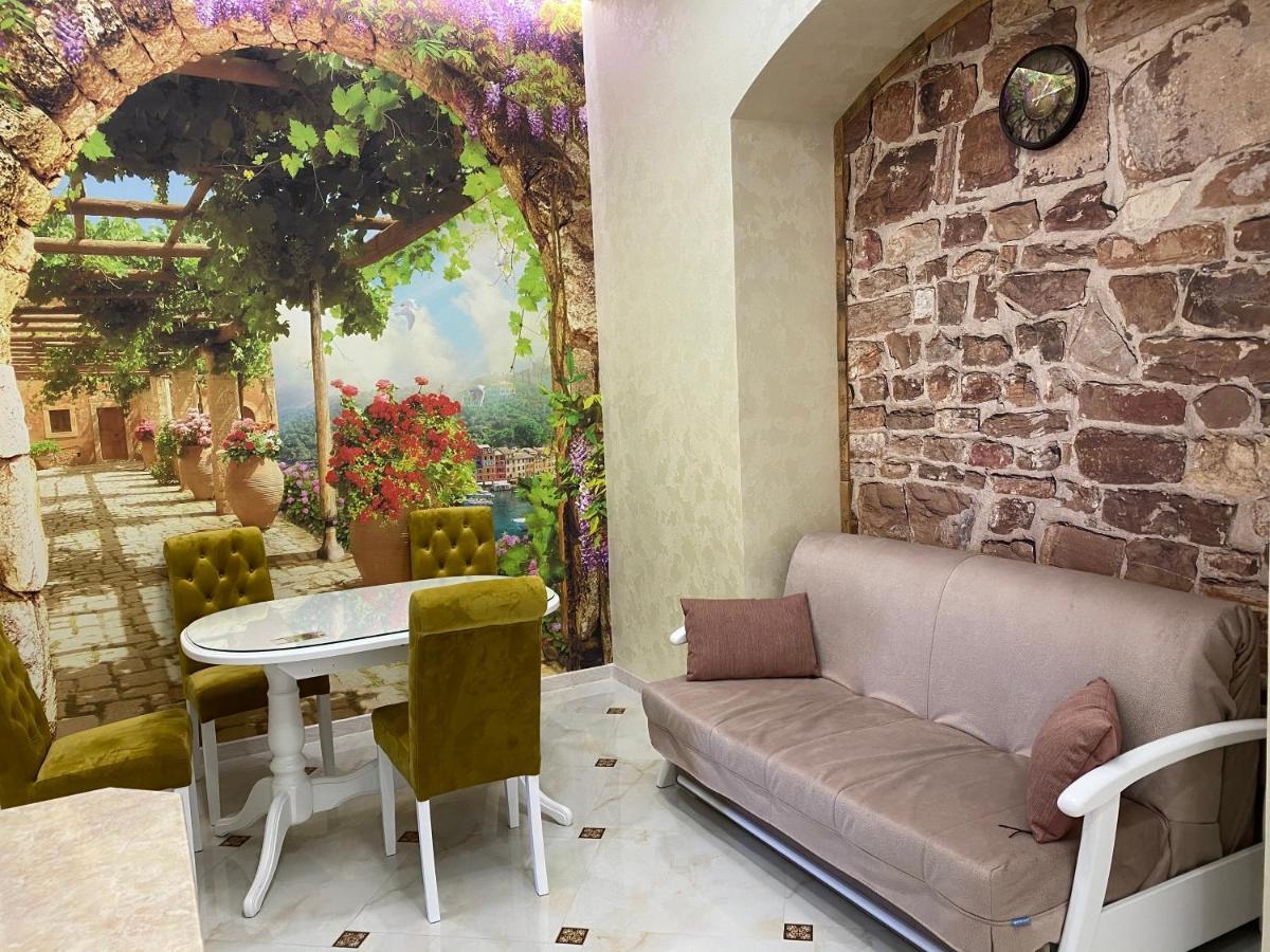 2 Bedroom Apartment Tykha Street City Center With Parking Place Lviv Exterior foto